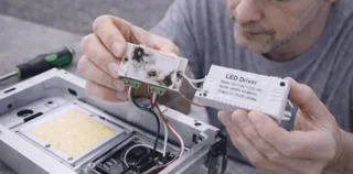 چرا پروژکتور LED چشمک می‌زند؟ بررسی علت‌ها و روش تعمیر